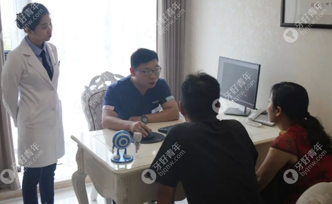 王明医生为肖先生面诊